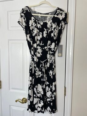 Daisy Fuentes Cap Sleeve Rayon Black/White Floral Tie Belted  Dress, size L, NWT